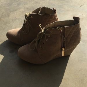Bella Marie beige wedges
